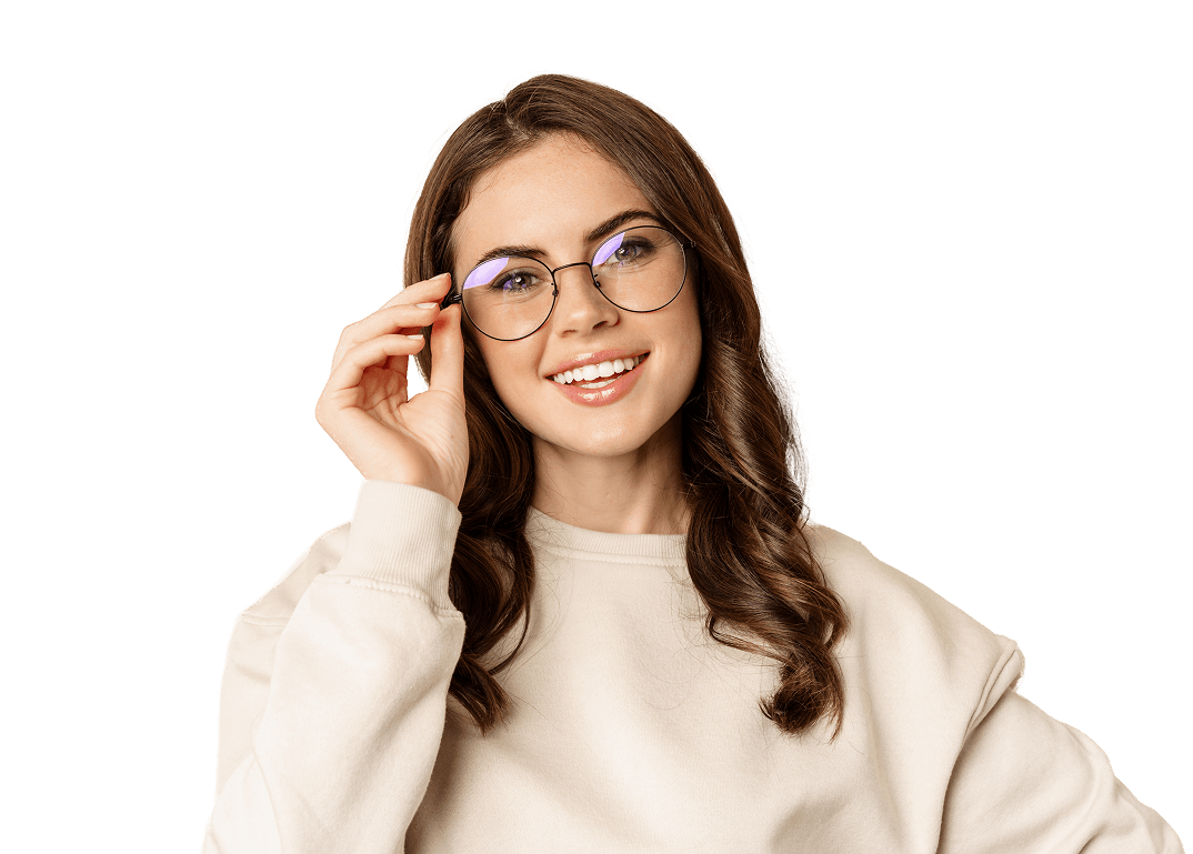 Lachende Frau mit runder Brille und beigem Pullover.