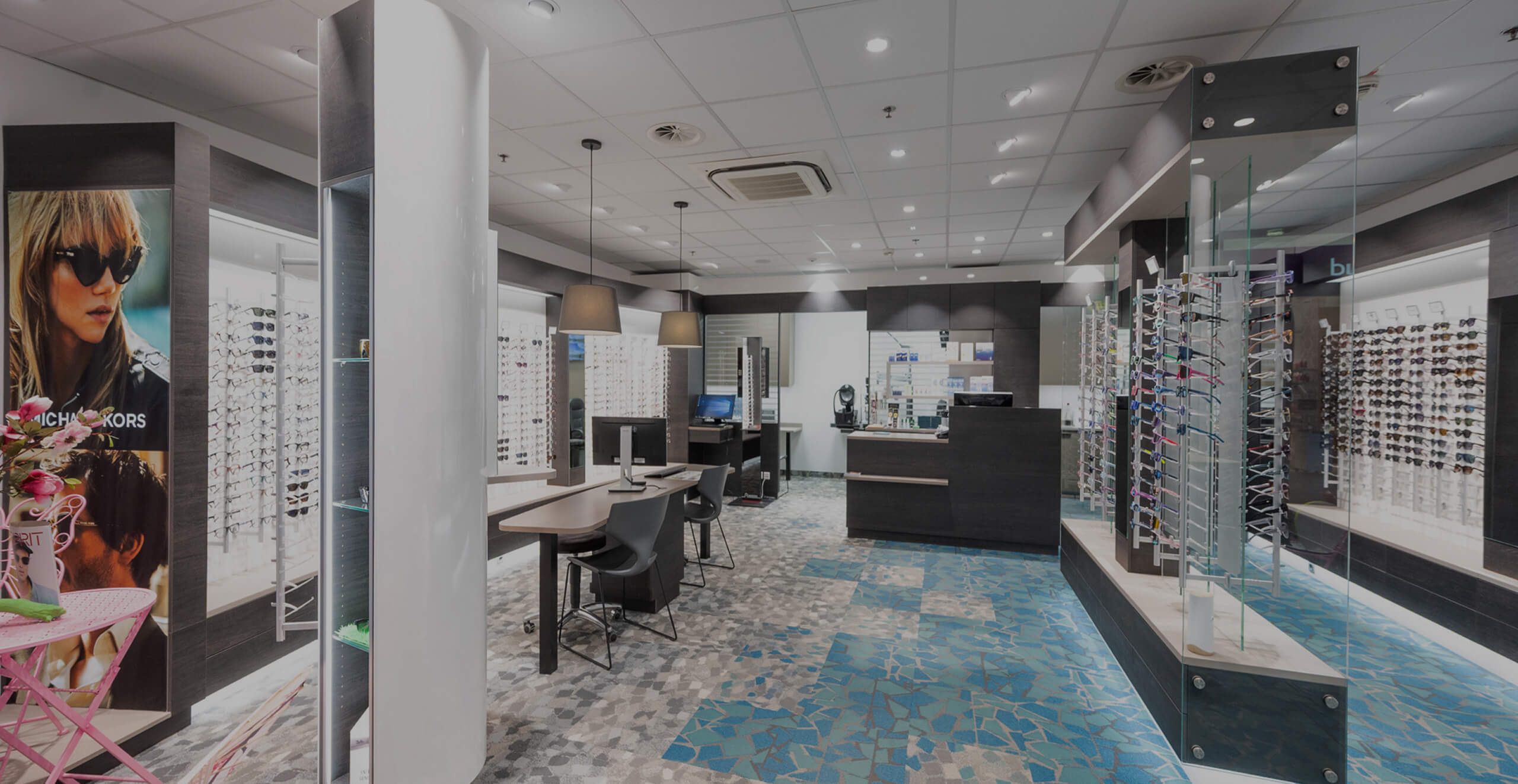 Geräumiges Optikergeschäft mit Brillen und Theken.
