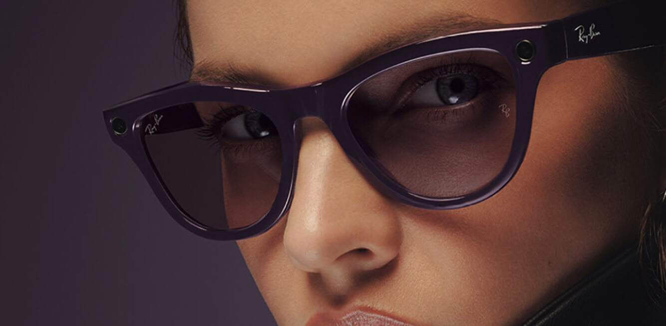 Nahaufnahme: Person trägt lila Ray-Ban Smart Glasses.