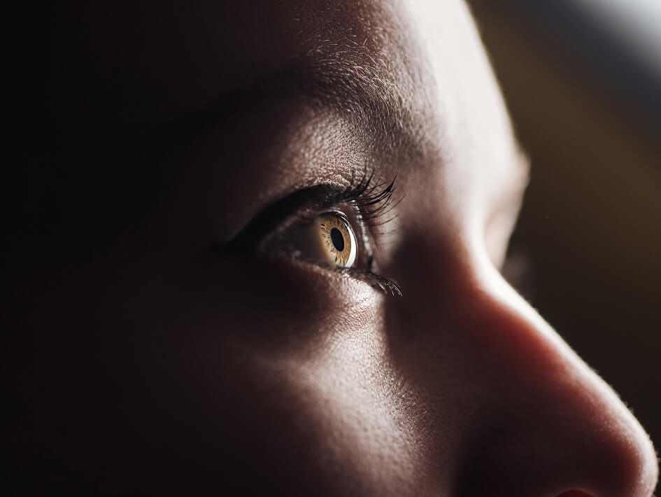 Nahaufnahme eines braunen Auges im Profil.