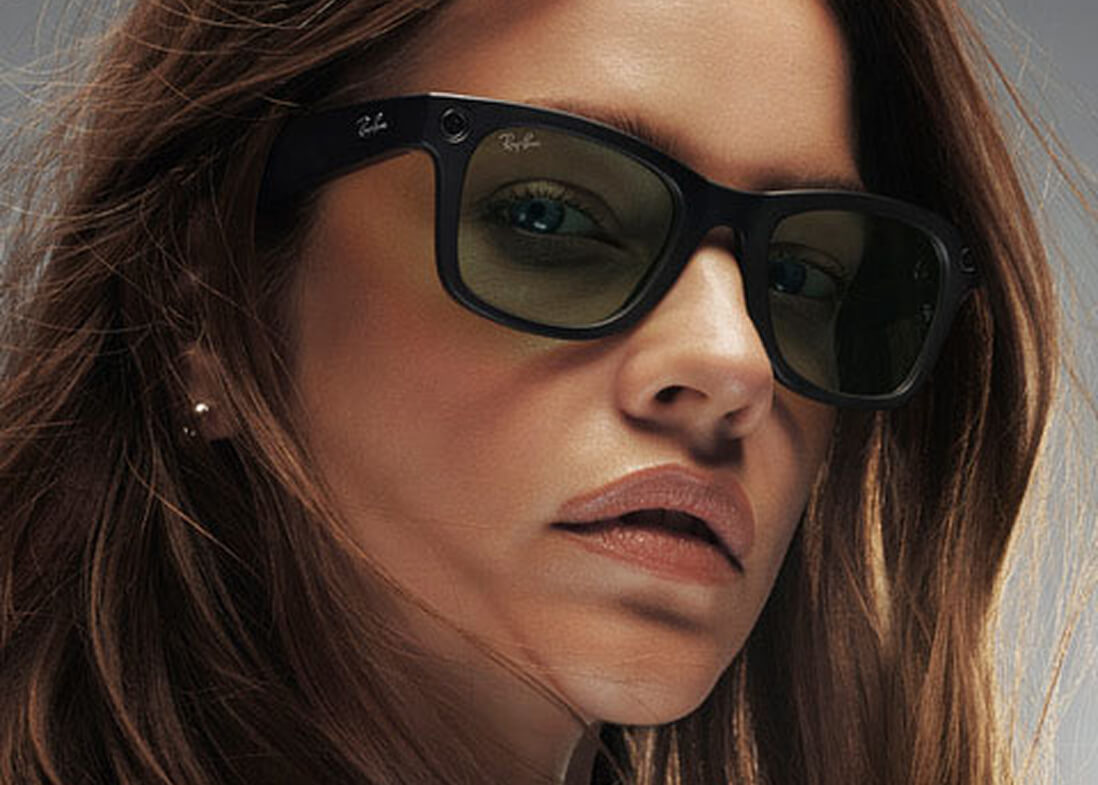 Nahaufnahme Frau mit braunen Haaren und Smart-Brille.