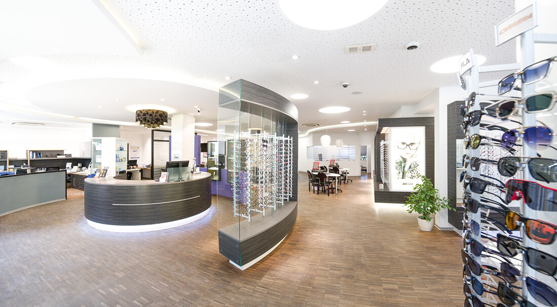Optikerladen mit Brillengestellen und Empfangsbereich.
